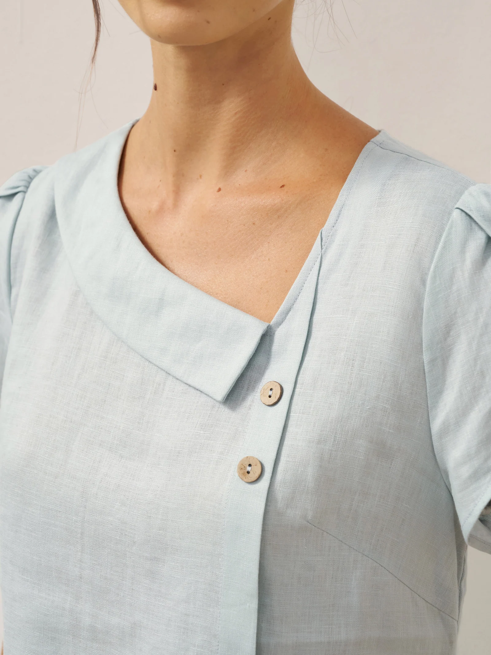 100% Linen Crescent Collar Flutter Sleeve Top FARA - Image 12